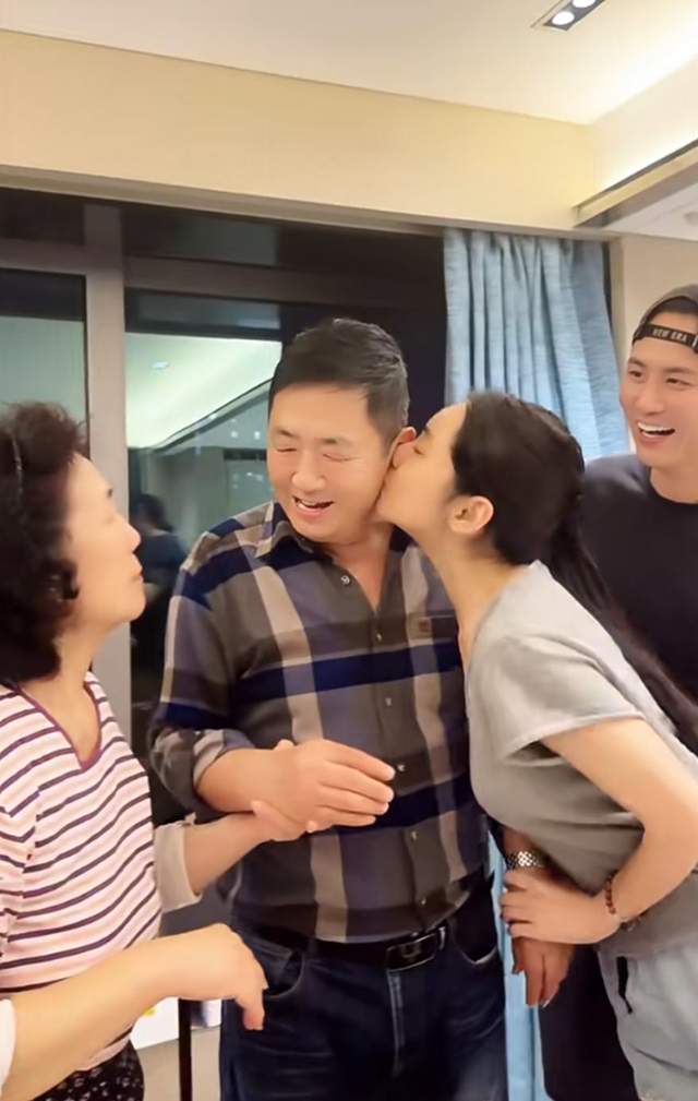 秋瓷炫一家五口玩游戏,捧公公脸猛亲一口,婆婆表情很微妙