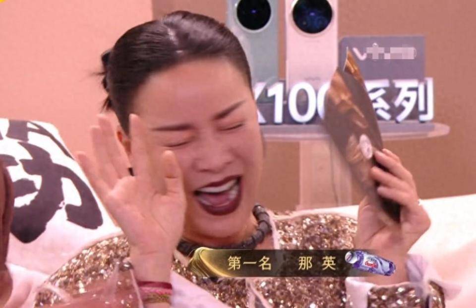 那英在《歌手》夺冠后表情放飞,现场送吻身边人,当场飙泪