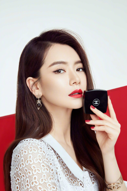 她是演员中的女富豪,一瓶香水价值北京一套别墅,40岁活得像20岁