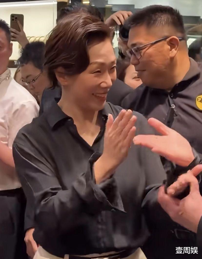 58岁林忆莲罕见露面,打扮时髦气质优雅,笑起来眼睛像弯弯的月牙