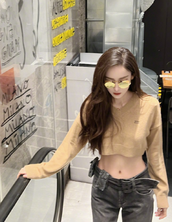 娜扎现身国外街头吃雪糕！大秀马甲线小腹平坦，忙里偷闲生活滋润