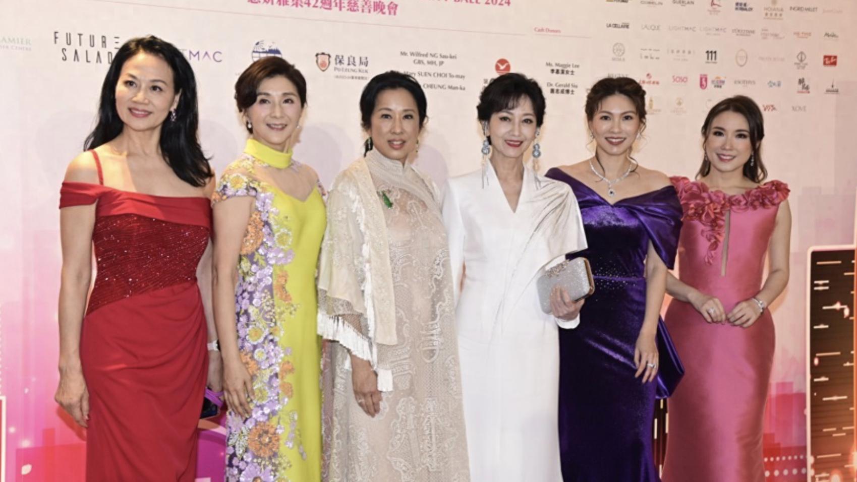 61岁港姐冠军罕露脸，年轻时长相成熟如今大气，与吴婉芳同届选美