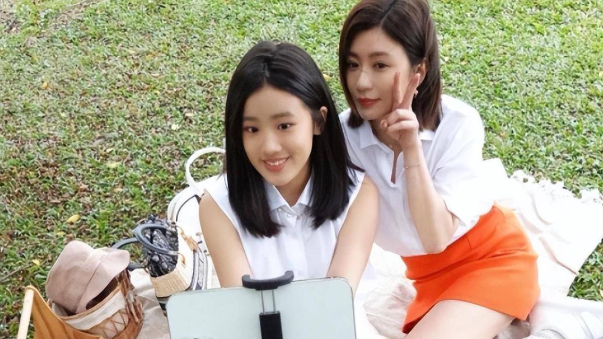 贾静雯女儿19岁日，选择回上海和生父一起生活，与继母合照曝光