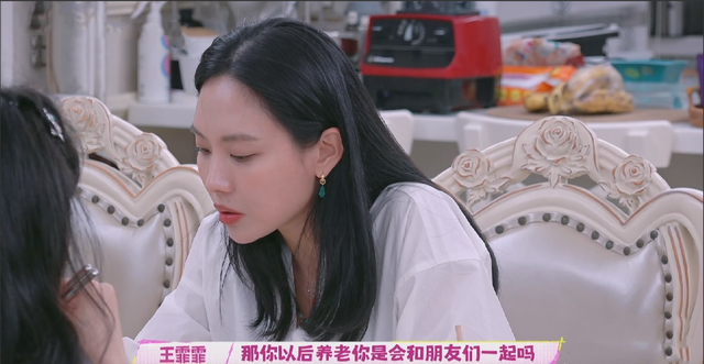 王霏霏发现柳岩家太乱，变身整理小能手，网友直呼：来趟我家吧