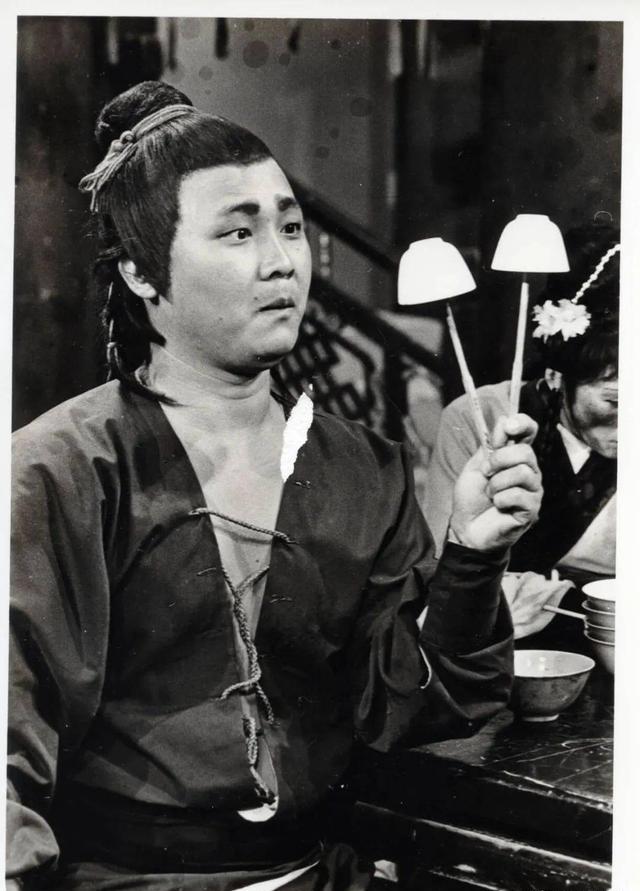 76岁老戏骨晚年凄凉,住养老院月领1.5万救济金,瘦54斤儿女不管