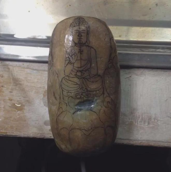 一块开窗的大马坎翡翠原石，一块来看看