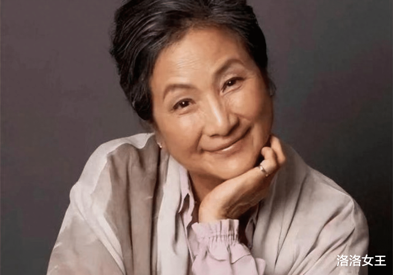 噩耗!78岁郑佩佩病逝,圈内大咖缅怀,生前颈部包纱布走路需搀扶