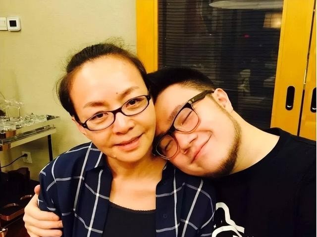 见被抛弃的巴图生活幸福，英如镝眼红，阴阳怪气学到父亲精髓