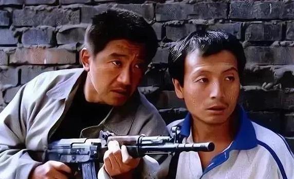 老戏骨丁勇岱别再演了，《我是刑警》出场就拽得如同二五八万似的