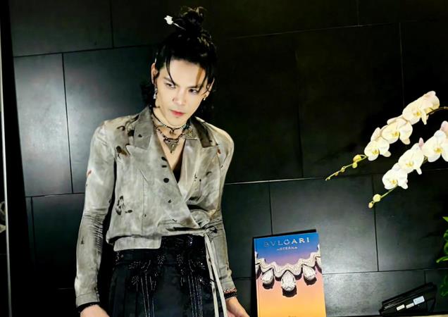 北京晚宴暴露咖位向佐靠边站,马丽蒋欣上不了桌,C位无人敢争