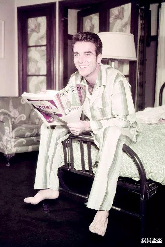 令伊丽莎白·泰勒迷恋不已，与马龙·白兰度并列为50年代最帅男星