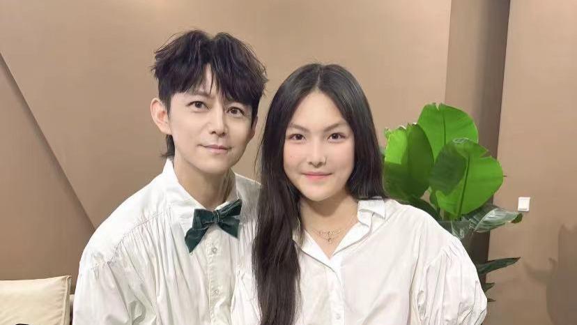 《歌手2024》太火，李湘和前夫带女儿探班，李湘这体态越来越丰腴