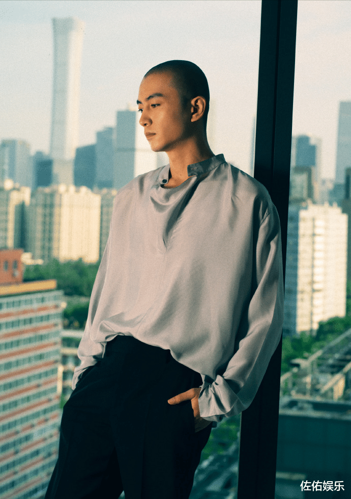 陈晓晒照庆37岁生日,阳光帅气少年感强,陈妍希未送祝福引争议