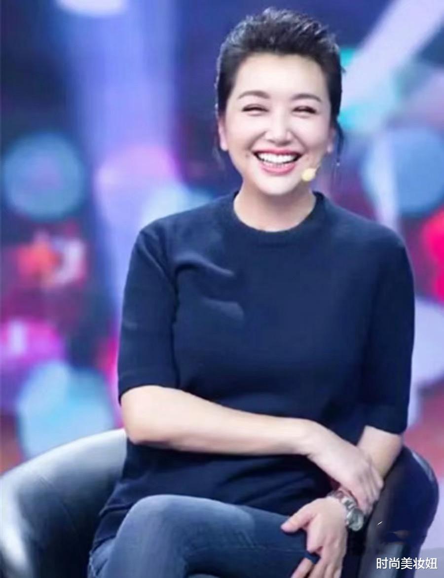 56岁江珊扎麻花辫也太嫩了吧！穿针织衫+小脚裤，年轻20岁不止