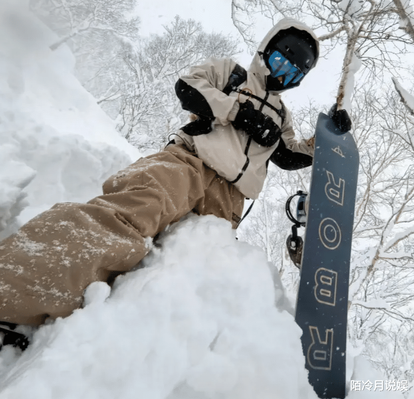 谢霆锋与两个儿子一起逛街，仨人并肩而行真的好帅