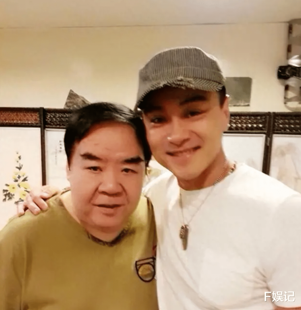 黄浩然带两个儿子和郑则仕相聚 两人曾在戏中演父子而关系变好