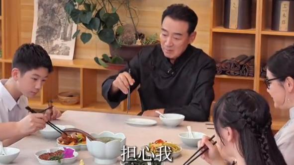 70岁寇振海首晒妻儿，与小24岁李婷生仨娃，次子比出道的哥哥还帅