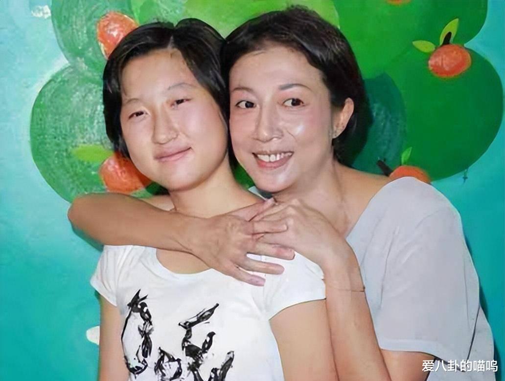 吴绮莉接纳同性恋女儿,成龙还是没有动静,他是真的不认女儿了吗