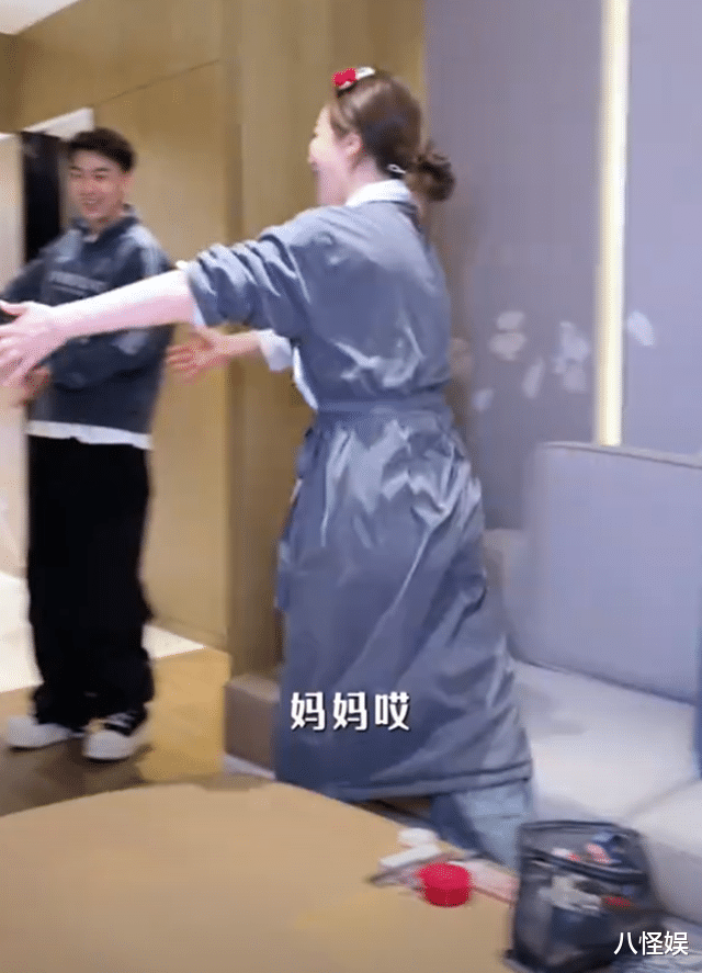 49岁陈紫函获婆婆探班,婆婆身高近170,一头白发气质优雅好贵气