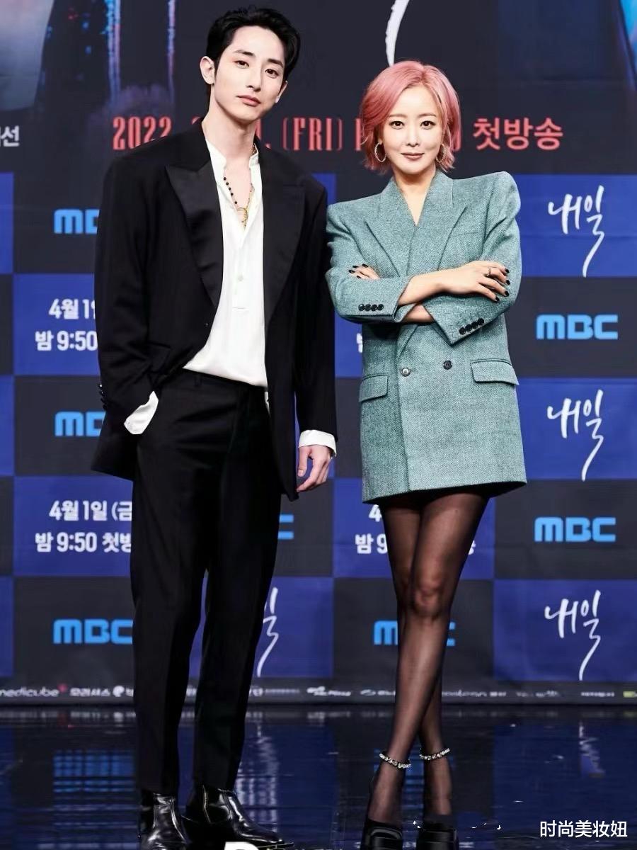 金喜善剪波波头像“洋娃娃”,穿牛仔裙+长筒靴,减龄10岁不止