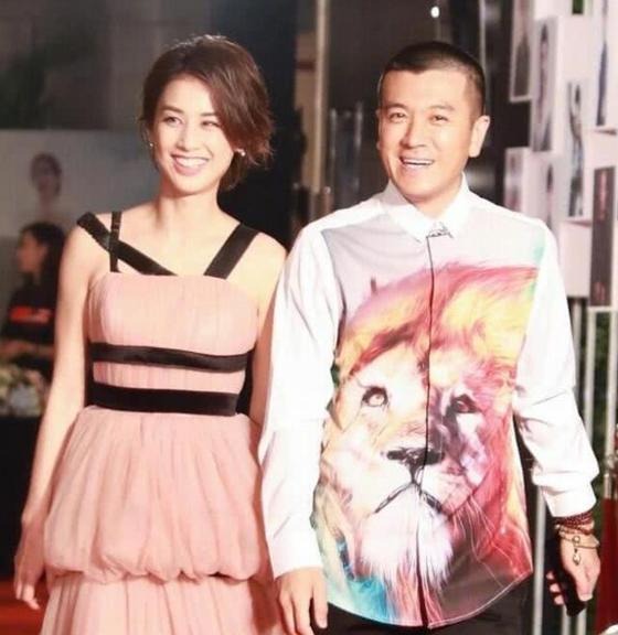 黄圣依与杨子最终选择离婚。婚姻需平等尊重,此事件引发社会对婚姻关系的思考
