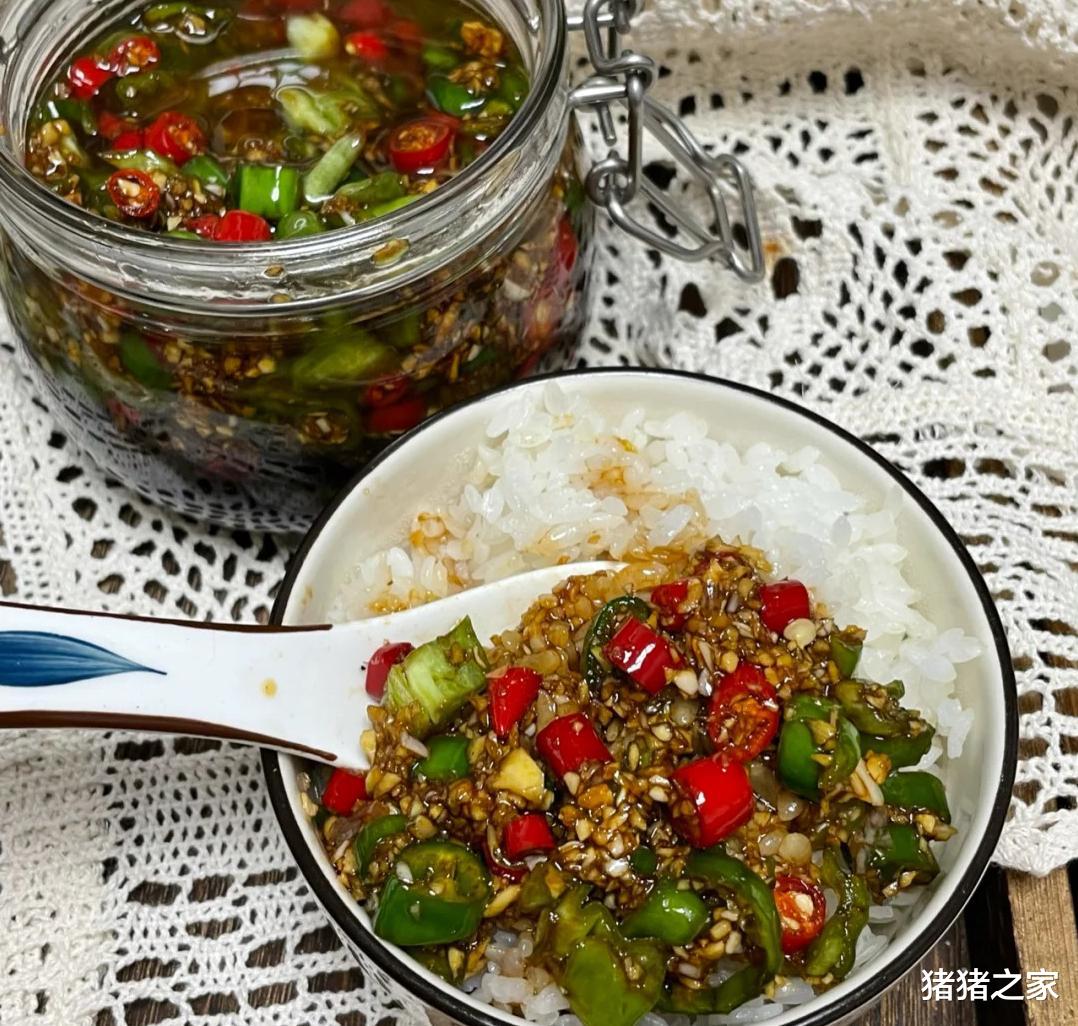 辣椒不要炒着吃了,腌制起来,放半年不会坏,配热馒头吃香辣过瘾