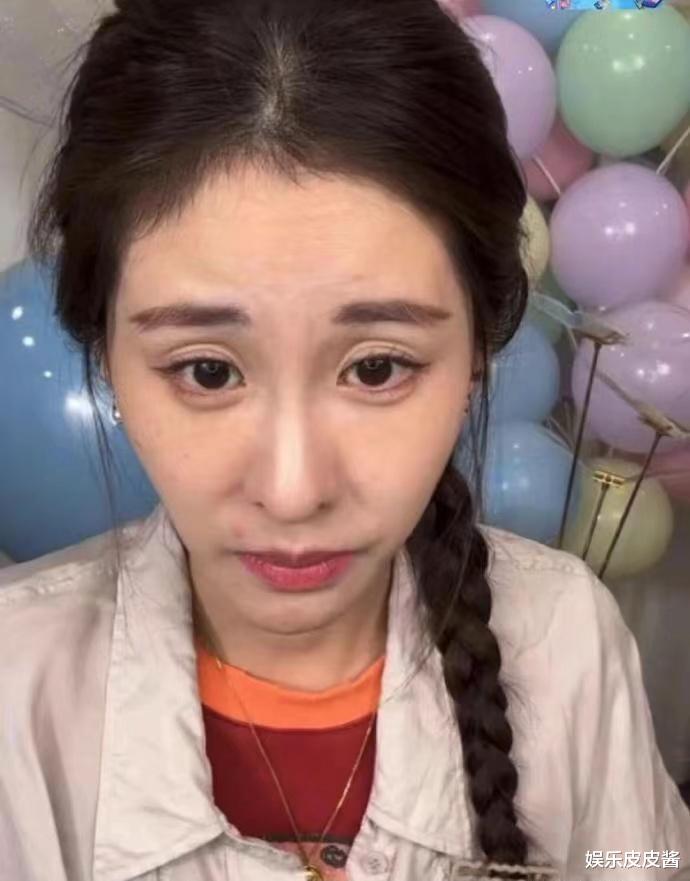 34岁张碧晨素颜曝光,眼袋突出皮肤暗黄,嘴角的痘印清晰可见!