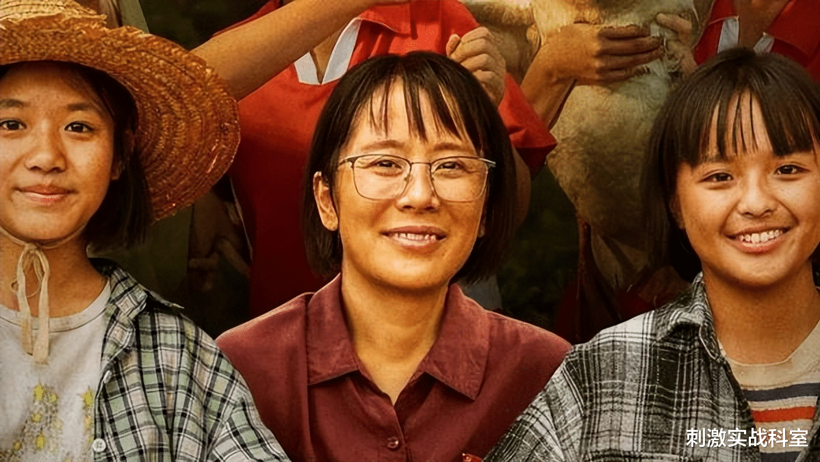 同样和张校长合照,海清有距离感,而宋佳这张很像闺蜜间的相处