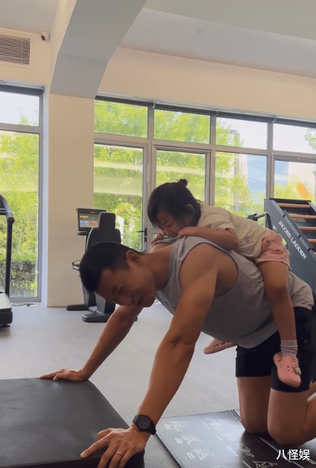 朱珠老公背着近30斤女儿健身,珠宝笑容灿烂,隔代遗传长得像外婆