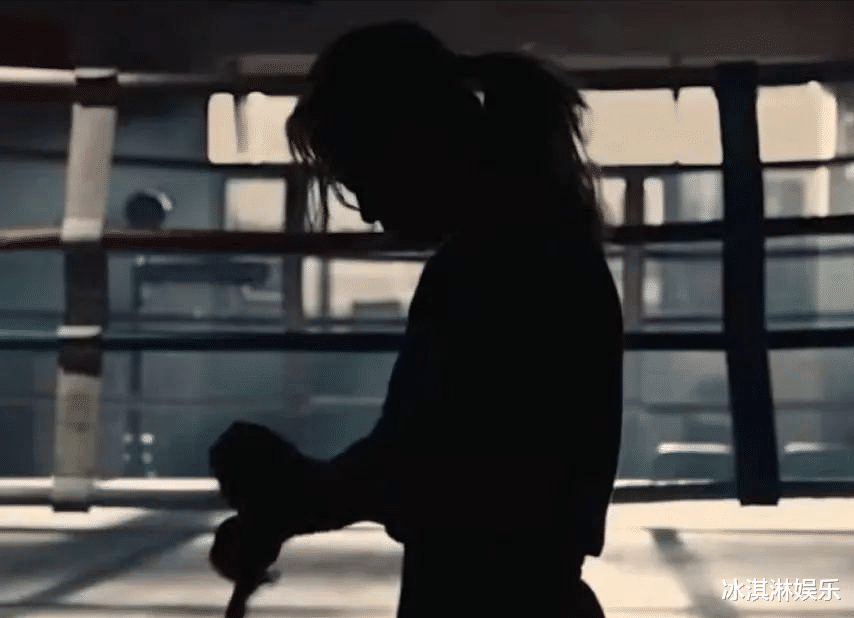 熟悉的贾玲回来了!胖出“游泳圈”、脸圆润,还是“丑女”适合她