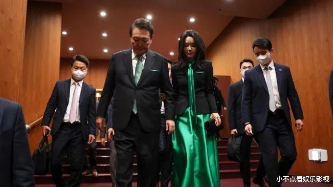 韩国第一夫人这一次放大招了，出席韩非晚宴美翻，绿裙马尾美翻了