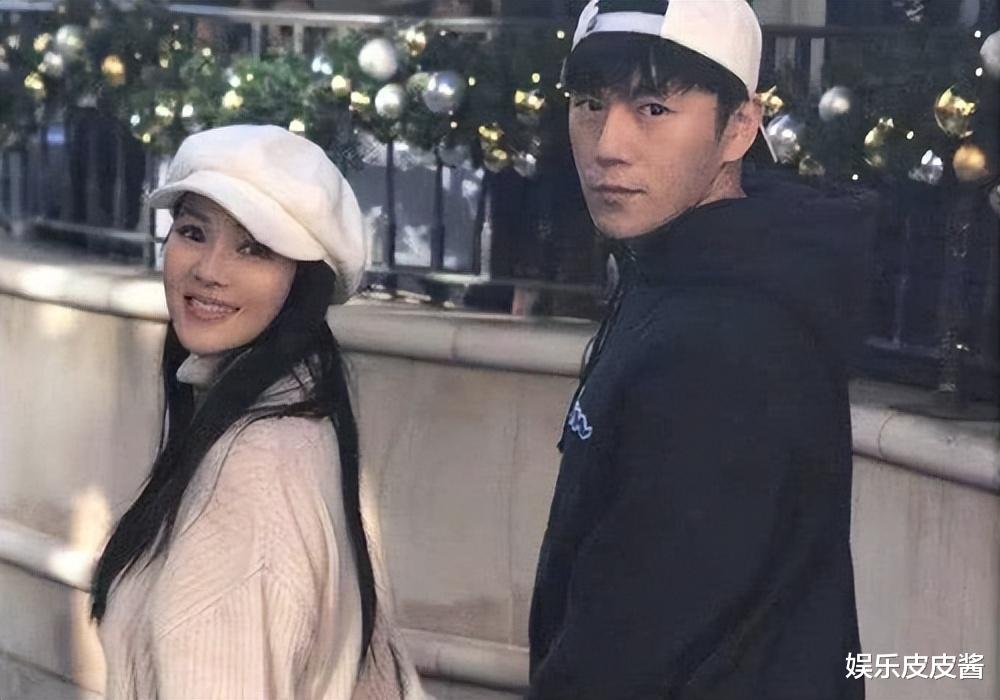 56岁伊能静带女儿回娘家!母女逛街吃路边摊,背影如同姐妹