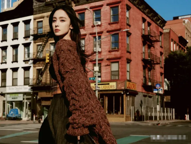 娜扎时装周惹争议!晒图惊现某国国旗被痛批,工作室连忙删图