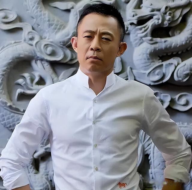 “铁打的侯勇流水的妻”：房子越换越大，老婆越换越小？