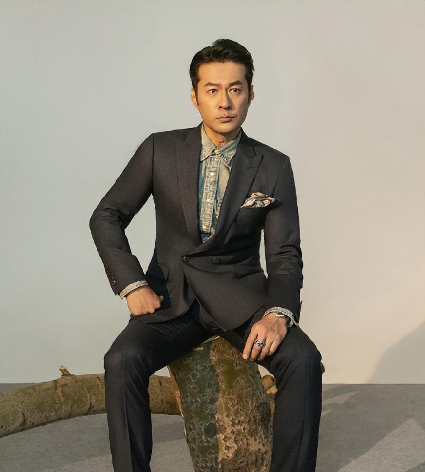 尖嘴猴腮别硬演富豪角色，几位男明星，站在那就是“人间富贵竹”