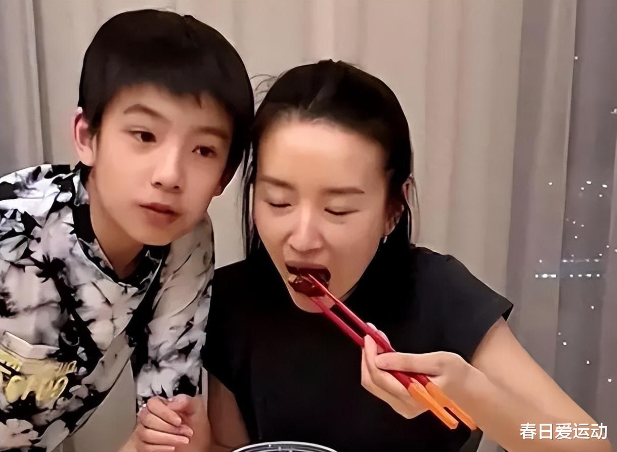 董洁14岁儿子神似梁朝伟,大鼻子如出一辙,网友疑惑重重!