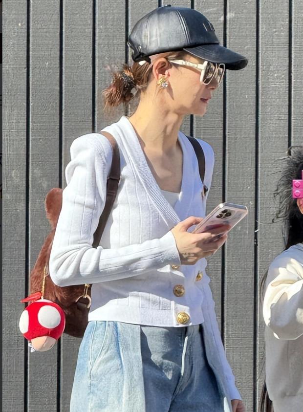 偶遇戚薇一家度假！luck又高又瘦驼背明显，儿子没下巴长辫好抢镜