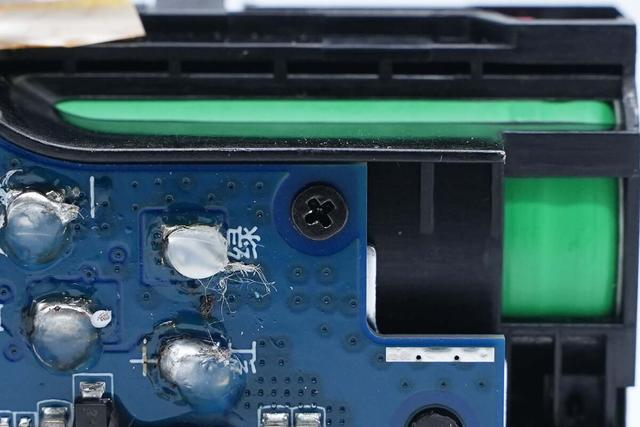 支持65W PD快充和120W小米快充，小米165W自帶線充電寶拆解