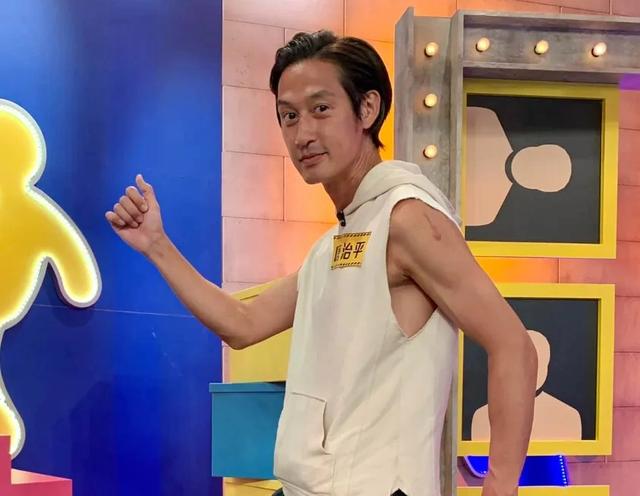 46岁男星走投无路,跪在电视台门口乞求工作,母亲或不堪贫苦自杀