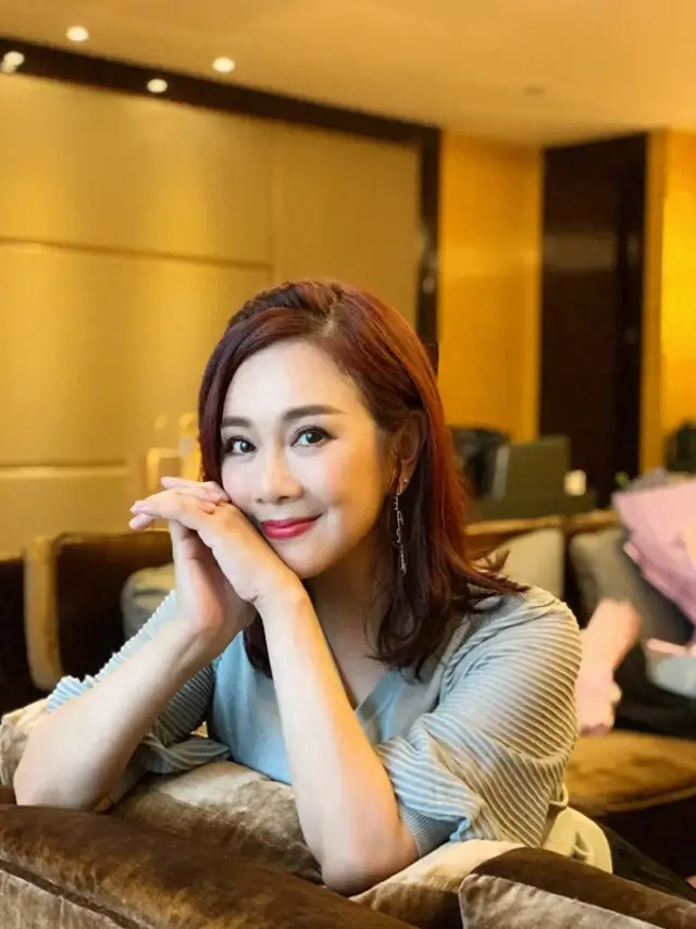 她被骗破产、患抑郁症，嫁小8岁老公被婆婆嫌弃，如今过得还好吗