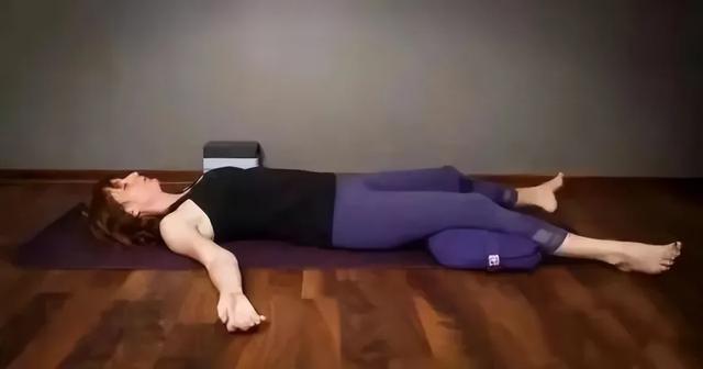 假期，来一场懒洋洋的恢复性瑜伽吧，放松身心，修复能量！