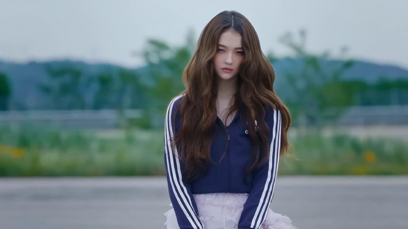 小Jennie以“Teddy女团”身份出道，她和Blackpink成员关系密切