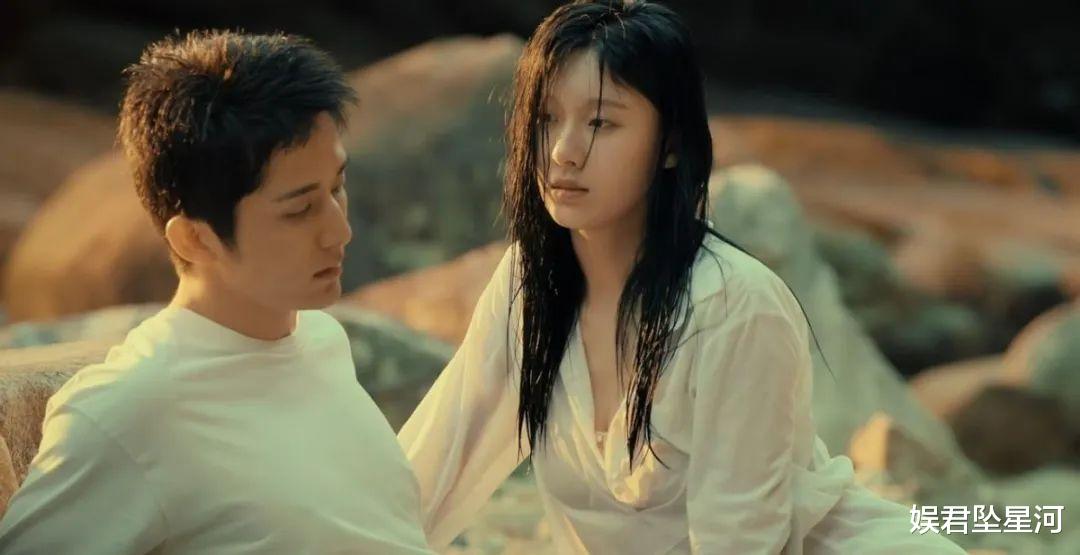 《微暗之火》38岁的她身材窈窕,尽显成熟女人的性感风情,力压年轻漂亮女配