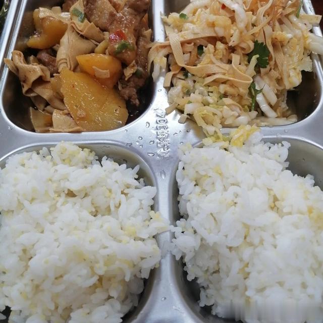 黑龙江小伙在街道工作,嫌10元午餐不好吃,网友:身在福中不知福