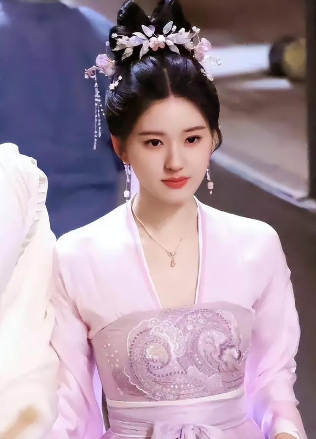 连小学生都不如,被央媒批评德不配位,这些文盲明星凭什么走红