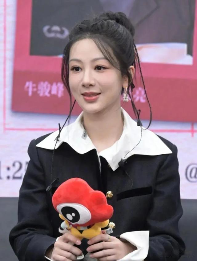 31岁杨紫高清生图:4条法令纹太可怕!与29岁许凯站一起像他妈!