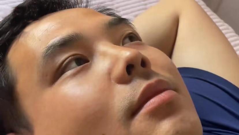 35岁男子打拼十年当副总被裁，翻看公司文件沉默，妻子一句话破防