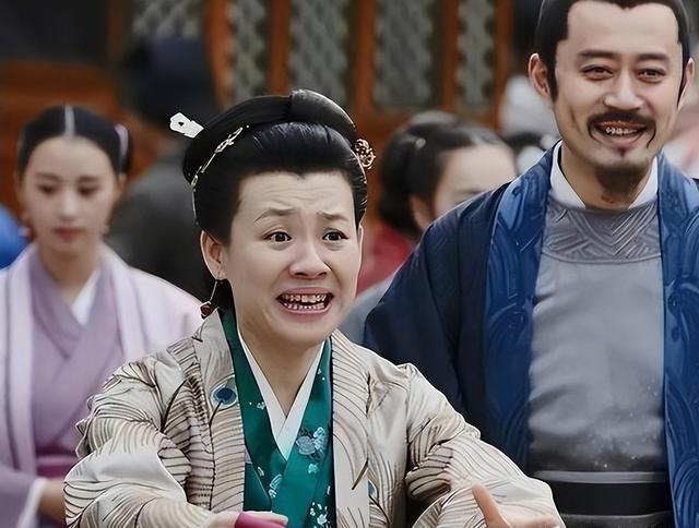 这一次，50岁刘琳秒了44岁殷桃，才知道啥是真实带给女人的美貌