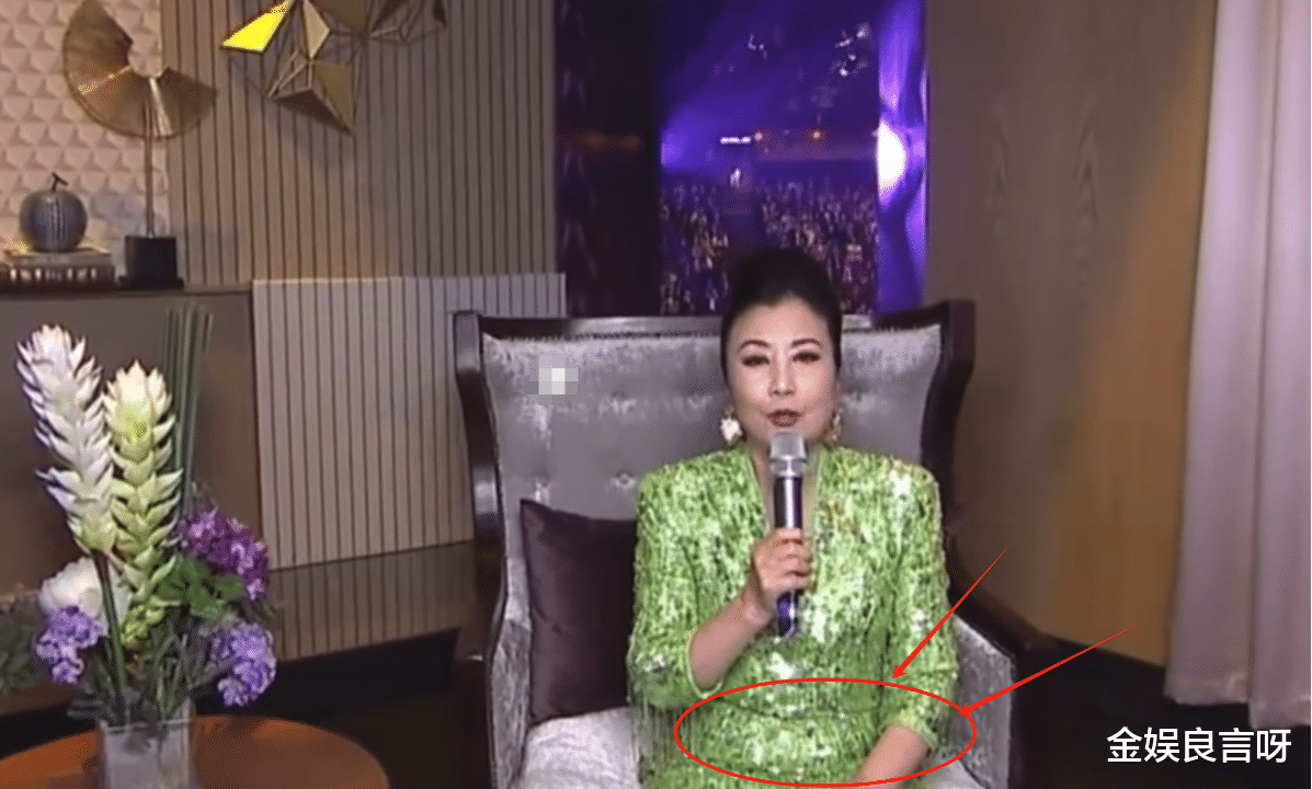 香港这夜，汪明荃小腹赘肉突出，高海宁绿裙抢眼，曾志伟咋肿了？