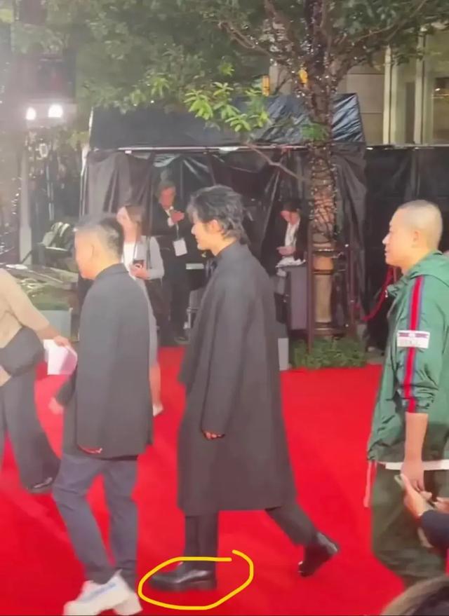 黄晓明帅气亮相东京电影节,网友:假发有点明显,笑翻在评论区